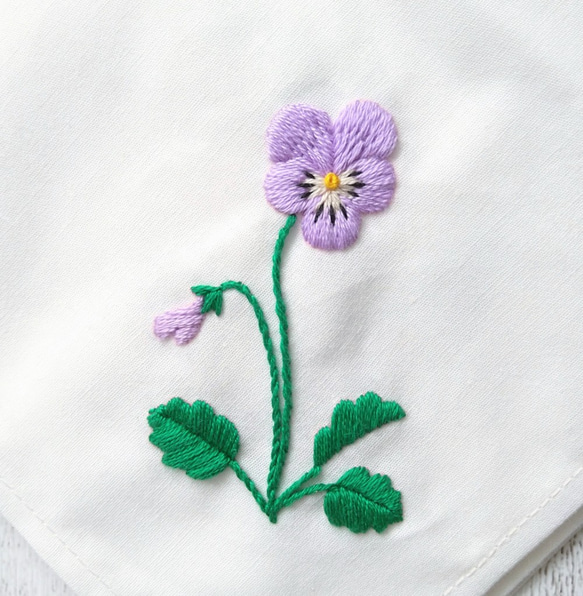 ビオラの花のハンカチ刺繍キット　　　　　　　flowerハンカチキットシリーズ 2枚目の画像