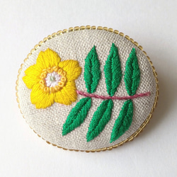 黄色い花のリネン刺繍ブローチ 3枚目の画像