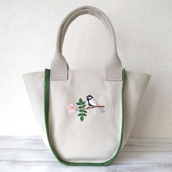 シジュウカラとお花の手刺繍トートバッグ 3枚目の画像