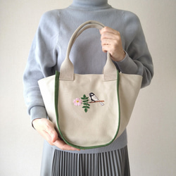 シジュウカラとお花の手刺繍トートバッグ 1枚目の画像