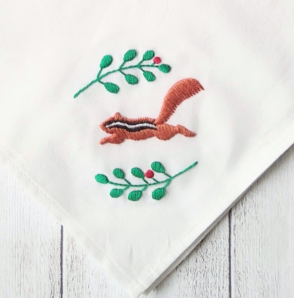 シマリスのハンカチ刺繍キット　　　　　　　　　季節のハンカチキットシリーズ 1枚目の画像