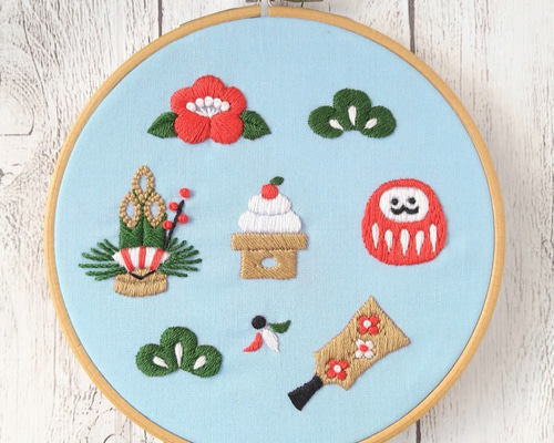ハンドメイド手刺繍　刺しゅうフレーム　正月飾り きらめくラメ糸が輝きをそえる 椿のお正月飾りクロスステッチフレーム