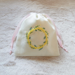 2019年福袋（Creema限定）　ミモザ刺繡のセット　巾着　ブローチ　ティッシュケース（子ども用） 2枚目の画像