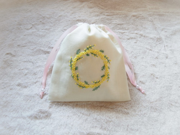 2019年福袋（Creema限定）　ミモザ刺繡のセット　巾着　ブローチ　ティッシュケース（子ども用） 2枚目の画像