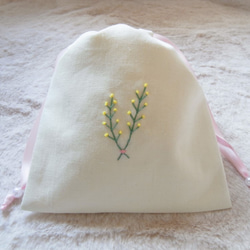 2019年福袋（Creema限定）　ミモザ刺繡のセット　巾着　ブローチ　ティッシュケース（子ども用） 4枚目の画像