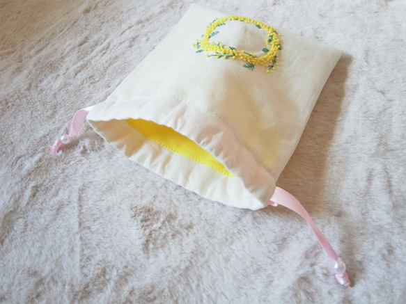 2019年福袋（Creema限定）　ミモザ刺繡のセット　巾着　ブローチ　ティッシュケース（子ども用） 6枚目の画像