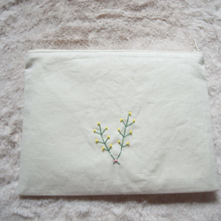 ミモザ　リース　手刺繡　ポーチ　（15×20）　ファスナー（ホワイト） 3枚目の画像
