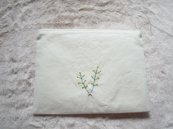 ミモザ　リース　手刺繡　ポーチ　（15×20）　ファスナー（ホワイト） 3枚目の画像
