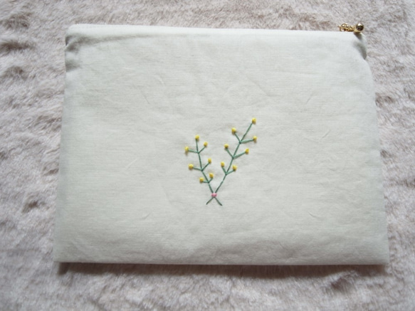 ミモザ　リース　手刺繡　ポーチ　（15×20）　ファスナー（玉つき） 4枚目の画像