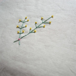 ミモザ　リース　手刺繡　ポーチ　（15×20）　ファスナー（玉つき） 5枚目の画像