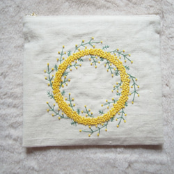 ミモザ　リース　手刺繡　ポーチ　（19×20.5）　ファスナー（玉つき） 1枚目の画像