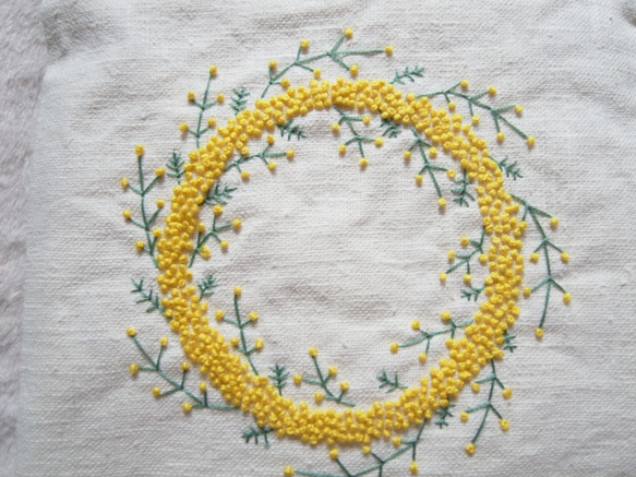 ミモザ　リース　手刺繡　ポーチ　（19×20.5）　ファスナー（玉つき） 2枚目の画像
