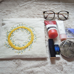 ミモザ　リース　手刺繡　ポーチ　（19×20.5）　ファスナー（玉つき） 9枚目の画像