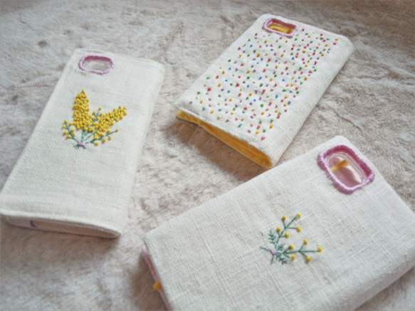 iPhone　携帯ケース　手帳型　麻　手刺繡　ミモザ 2枚目の画像