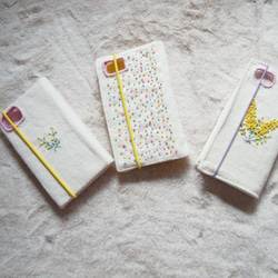 iPhone　携帯ケース　手帳型　麻　手刺繡　ミモザ 3枚目の画像