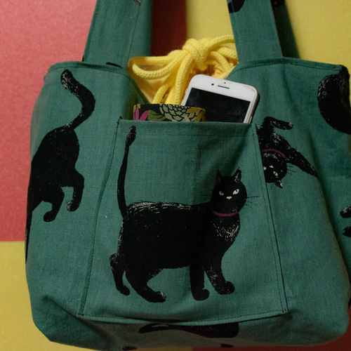 おすまし黒猫柄の巾着バッグ。大容量トートバック。お出かけ用バッグや 