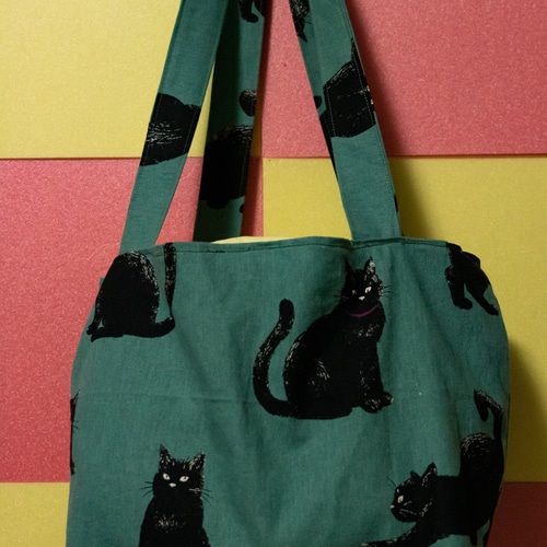 おすまし黒猫柄の巾着バッグ。大容量トートバック。お出かけ用バッグや 