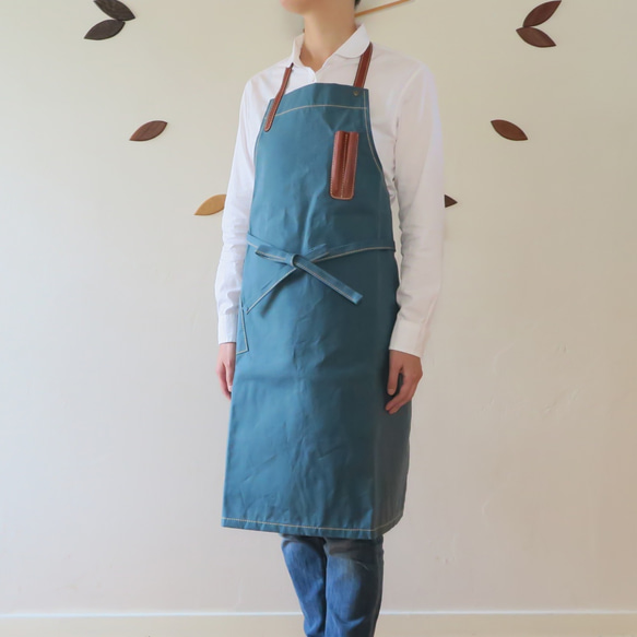 Paraffin canvas apron BLUE 1枚目の画像