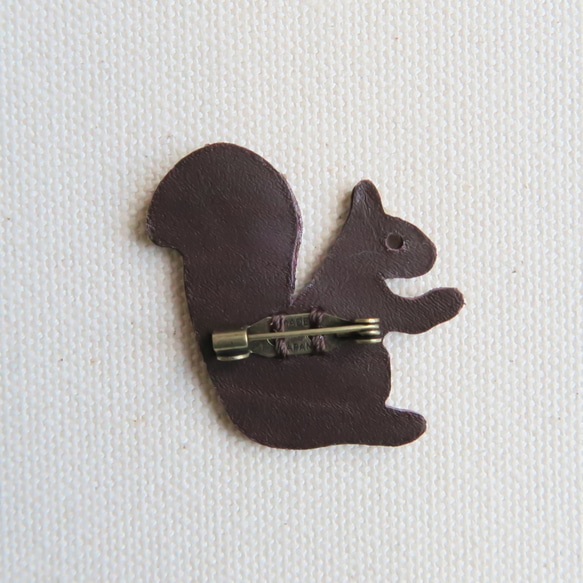 Leather brooch squirrel D.BROWN 2枚目の画像