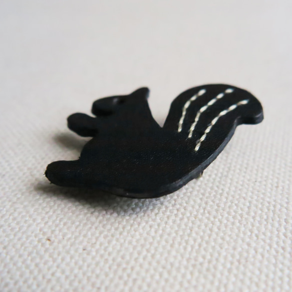 Leather brooch squirrel BLACK 第3張的照片