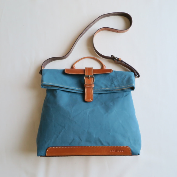 Paraffin canvas messenger bag BLUE 2枚目の画像