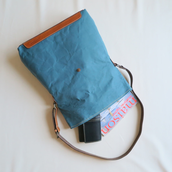 Paraffin canvas messenger bag BLUE 4枚目の画像