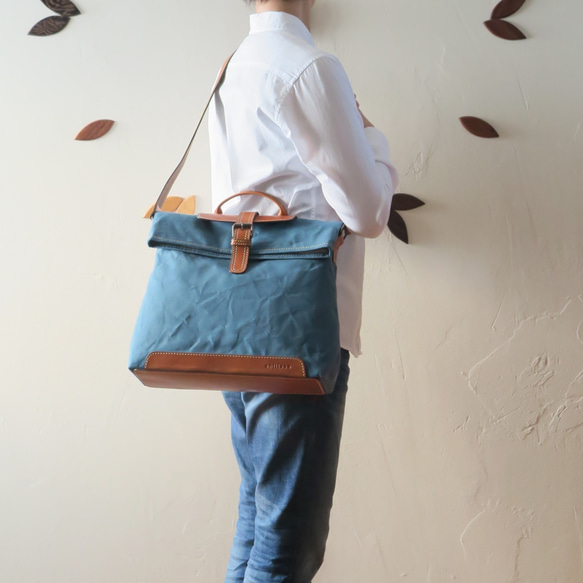 Paraffin canvas messenger bag BLUE 1枚目の画像