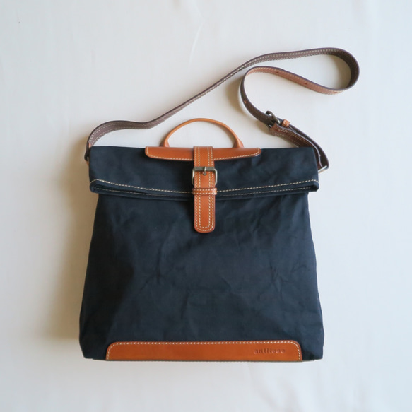 Paraffin canvas messenger bag BLACK 2枚目の画像