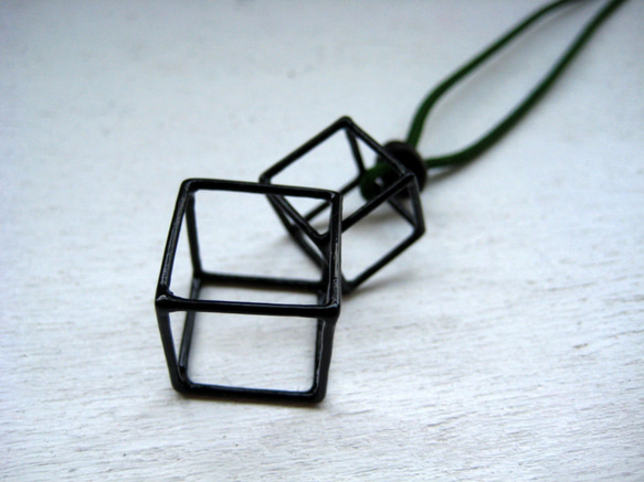 漆 cube necklace [漆黒] 1枚目の画像