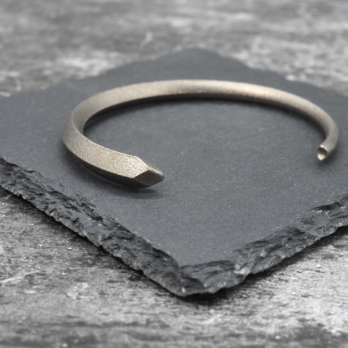太めで重厚 「振り返り」純チタン製メンズバングル ブレスレット