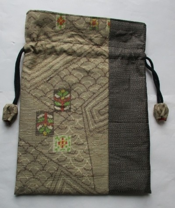 ５４８８　大島紬を組み合わせて作った巾着袋　＃送料無料 3枚目の画像