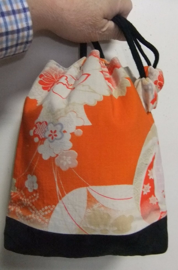 着物リメイク　鶴と花柄の着物で作った信玄袋　８９５ 2枚目の画像