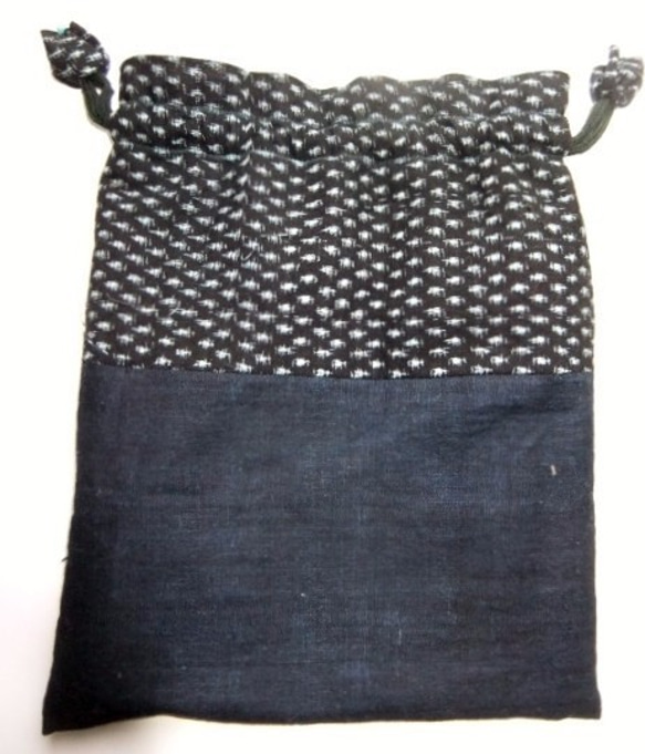 着物リメイク　藍と霰絣で作った巾着袋 １２７６ 4枚目の画像