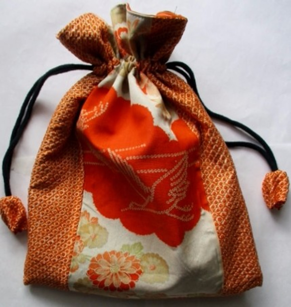 着物リメイク　花柄の長襦袢と絞りの羽織で作った巾着袋　１７９５ 2枚目の画像