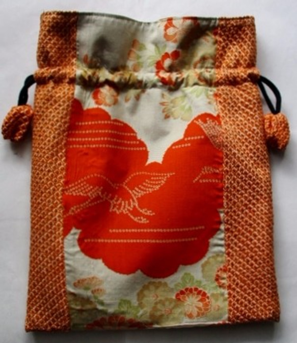 着物リメイク　花柄の長襦袢と絞りの羽織で作った巾着袋　１７９５ 3枚目の画像