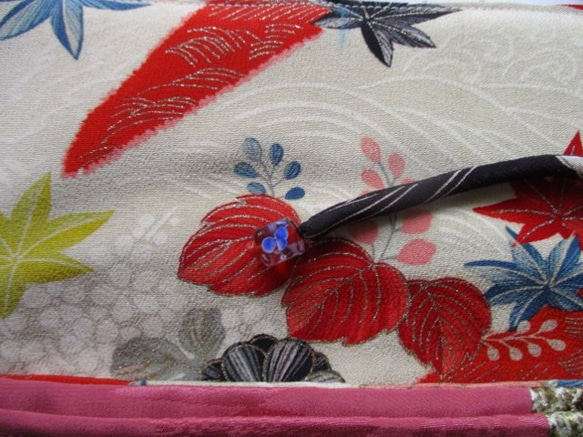 着物リメイク　絞りと花柄の着物で作った和風財布　２０５２ 7枚目の画像