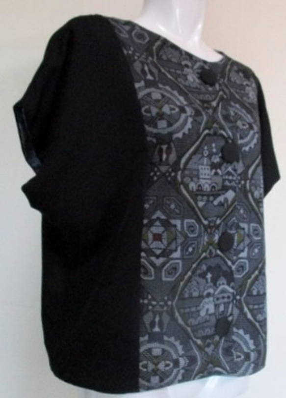 着物リメイク　黒と西洋柄の羽織で作ったベスト ２２００ 2枚目の画像