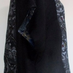 着物リメイク　黒と西洋柄の羽織で作ったベスト ２２００ 3枚目の画像
