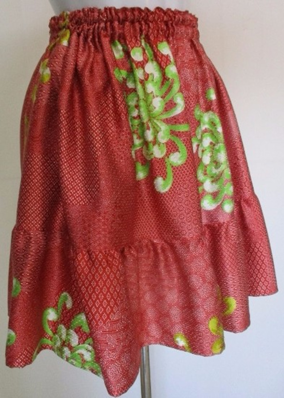送料無料　着物リメイク　花柄の着物で作ったミニスカート　２６１５ 2枚目の画像
