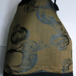 古布　だるまの絵柄の羽織の裏で作った巾着袋　７７８ 1枚目の画像