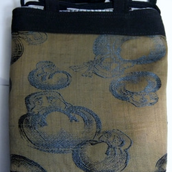 古布　だるまの絵柄の羽織の裏で作った巾着袋　７７８ 2枚目の画像