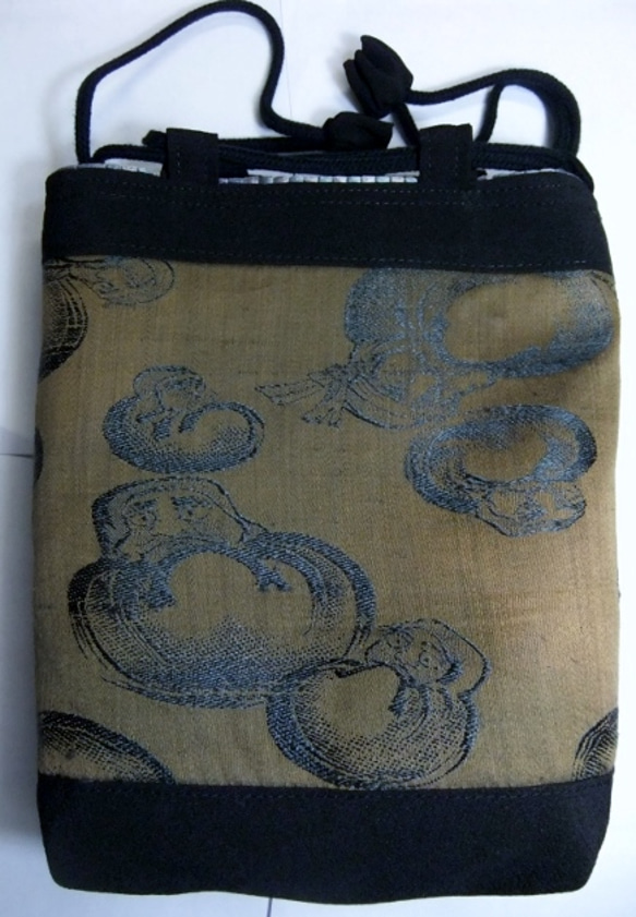 古布　だるまの絵柄の羽織の裏で作った巾着袋　７７８ 2枚目の画像