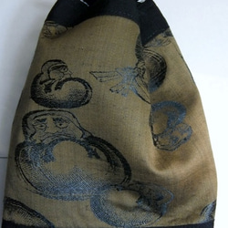 古布　だるまの絵柄の羽織の裏で作った巾着袋　７７８ 3枚目の画像