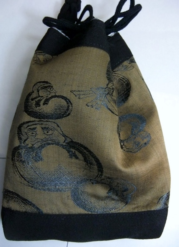 古布　だるまの絵柄の羽織の裏で作った巾着袋　７７８ 3枚目の画像