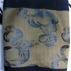 古布　だるまの絵柄の羽織の裏で作った巾着袋　７７８ 4枚目の画像