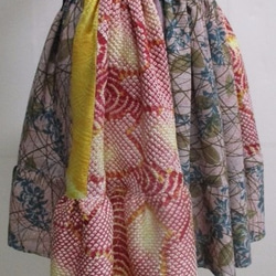 送料無料　花柄と絞りの着物で作ったミニスカート　２７１０ 2枚目の画像