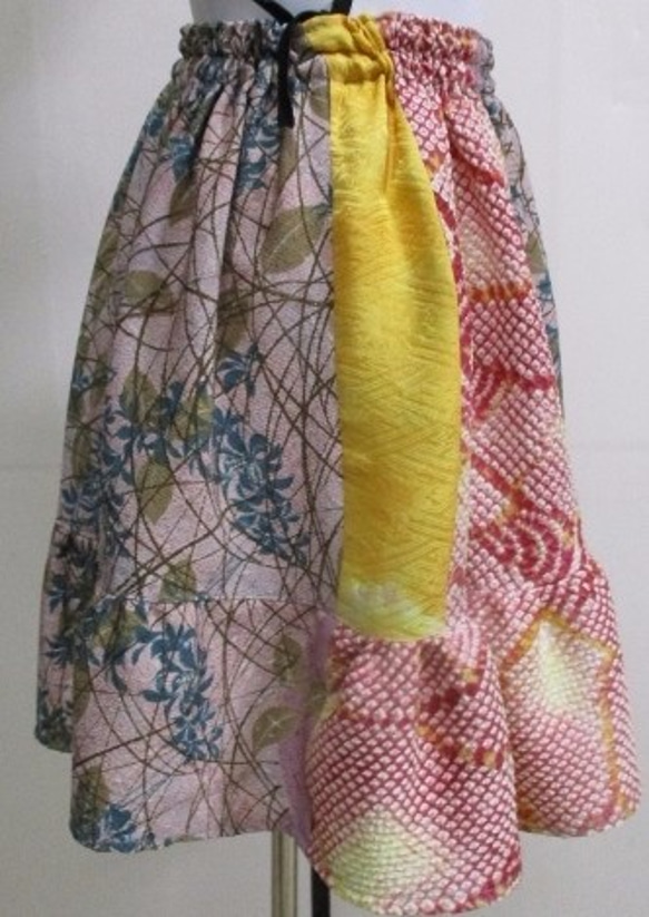 送料無料　花柄と絞りの着物で作ったミニスカート　２７１０ 3枚目の画像