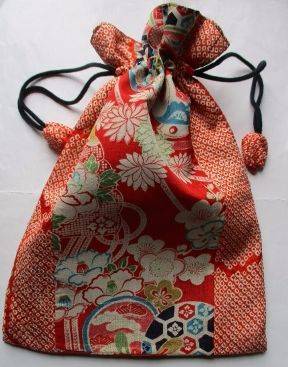 送料無料　絞りと花柄の着物で作った巾着袋　３１４１ 2枚目の画像