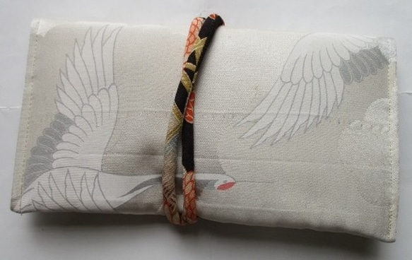 送料無料　鶴の絵柄の長襦袢で作った和風財布・ポーチ　３１９７ 2枚目の画像