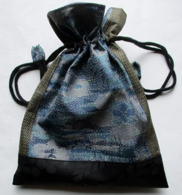 送料無料　大島紬を組み合わせて作った巾着袋　３７２２ 1枚目の画像